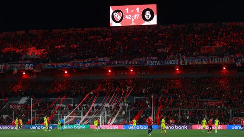 Un emblema de Colo Colo solidariza con la U.
