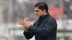 Gustavo Quinteros está a solo detalles de convertirse en nuevo DT de un gigante de su país. (Foto: Photosport)