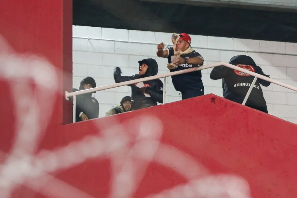 Hinchas de Independiente lanzando proyectiles a los hinchas de la U | FOTO: Sebastián Ñanco/Getty Images