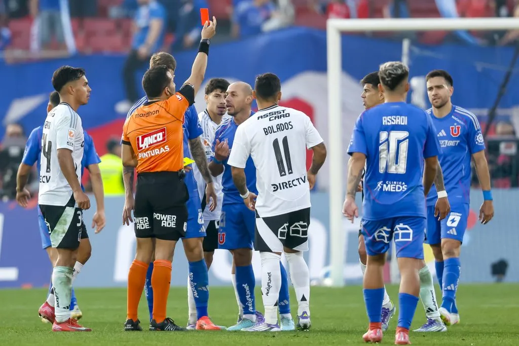 Marcelo Díaz fue expulsado en el último Superclásico | FOTO: Pepe Alvujar/Photosport