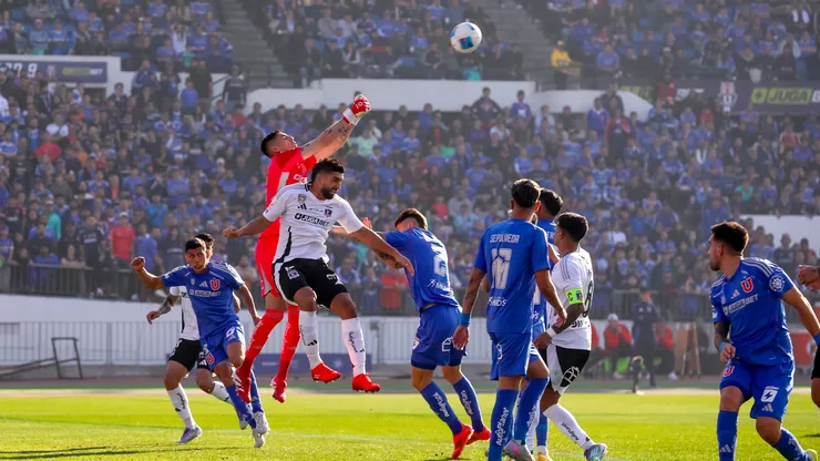 Partido entre Albos y Azules corre riesgo. (Foto: Photosport)