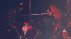 Gonzalo Alfaro siendo empujado por un barra brava del Rojo.