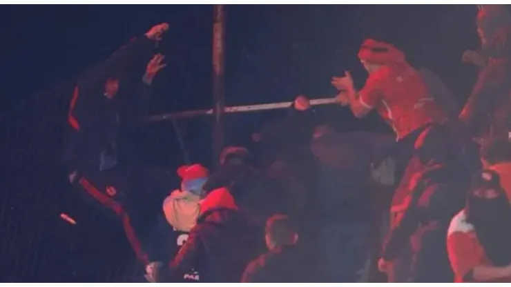 Gonzalo Alfaro siendo empujado por un barra brava del Rojo.