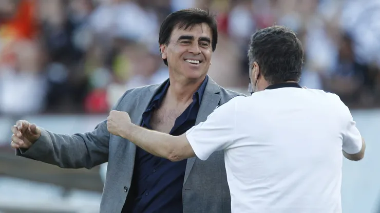 Gustavo Quinteros se acerca a Colo Colo. (Foto: Felipe Zanca/Photosport)
