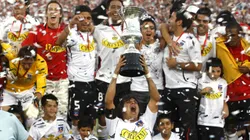 Héctor Arturo Sanhueza levantando la copa del Clausura 2008 tras el triunfo de Colo Colo sobre Palestino (Foto: LUIS HIDALGO/PHOTOSPORT)