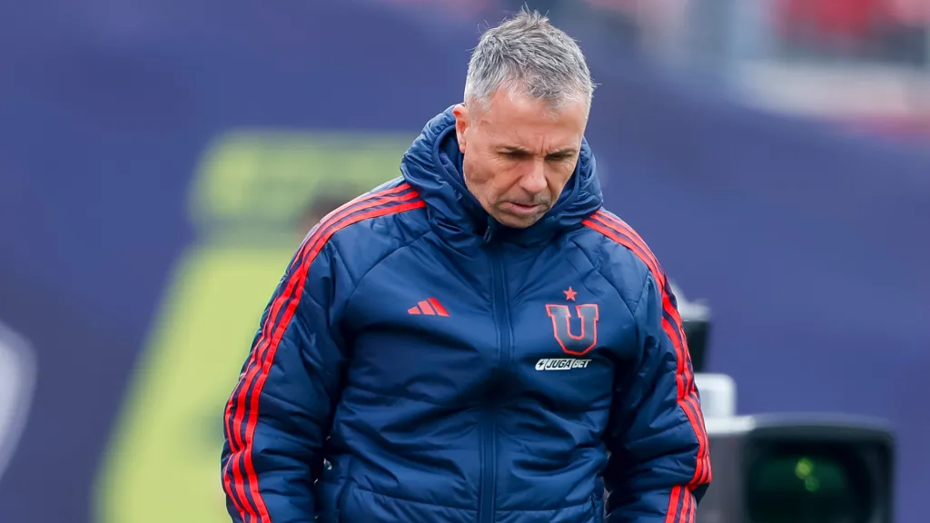 Gustavo Álvarez ha recibido críticas ante el irregular momento de Universidad de Chile en la Liga de Primera 2025. (Photosport)