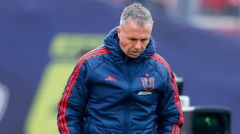 Gustavo Álvarez ha recibido críticas ante el irregular momento de Universidad de Chile en la Liga de Primera 2025. (Photosport)