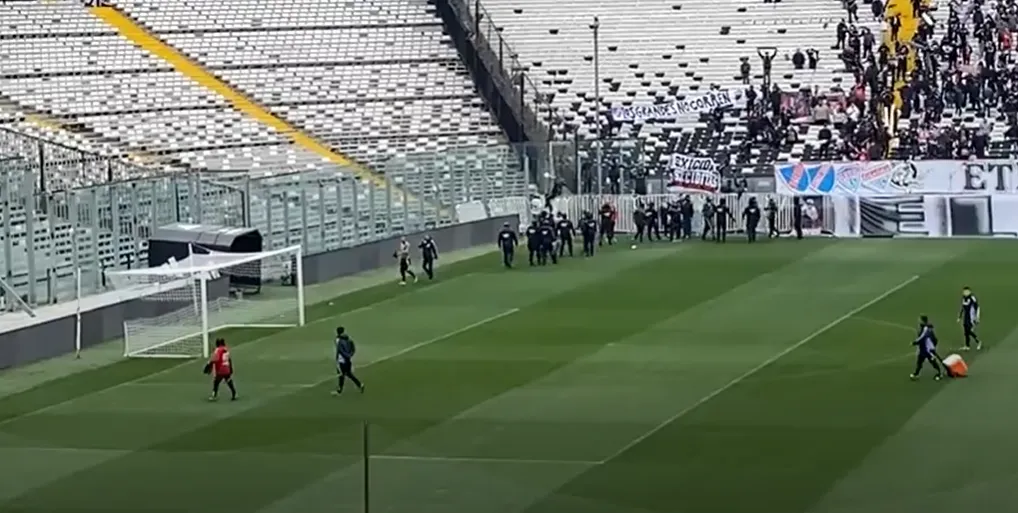 Arturo Vidal saliendo de la cancha del Estadio Monumental sin polera. (Foto: Captura)