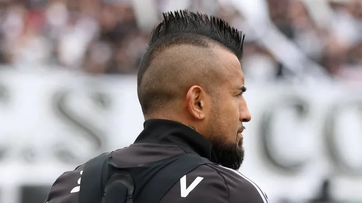 Arturo Vidal 'se puso la capa' en el arengazo de Colo Colo. (Foto: @colocolooficial)