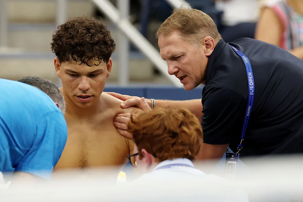 Ben Shelton pidió asistencia médica tras un fuerte dolor en el hombro (Getty Images).