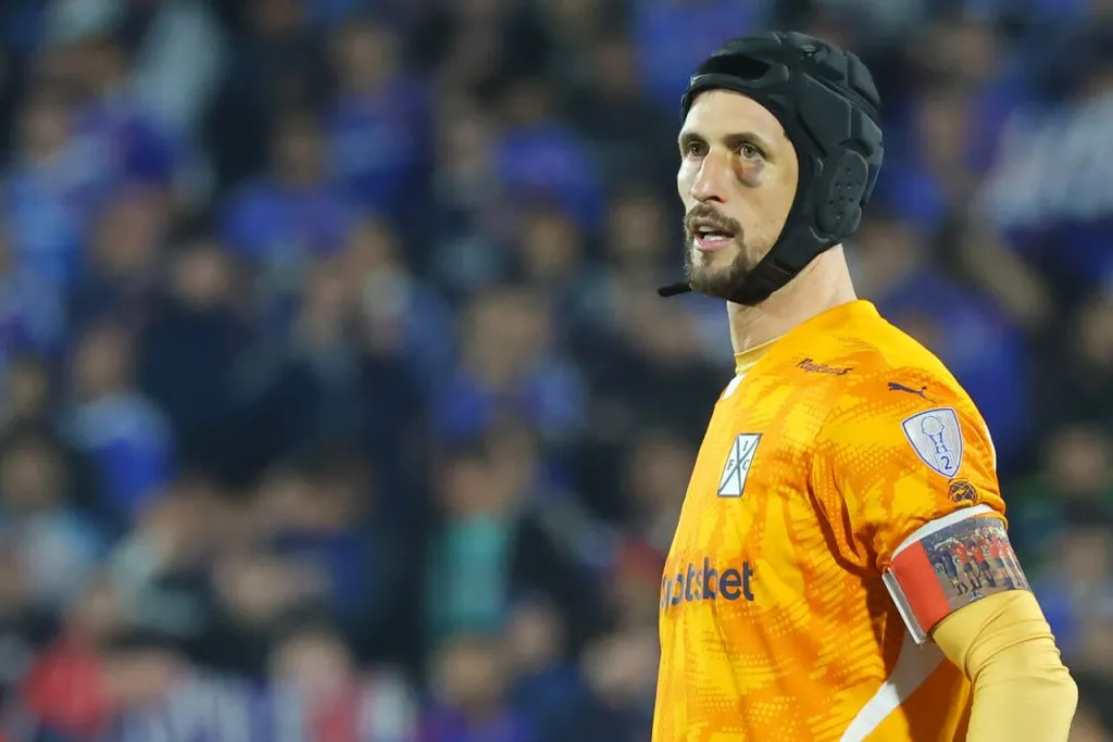 Rodrigo Rey se cuadra con la gente de Universidad de Chile tras la tragedia en Avellaneda (Foto: Photosport)