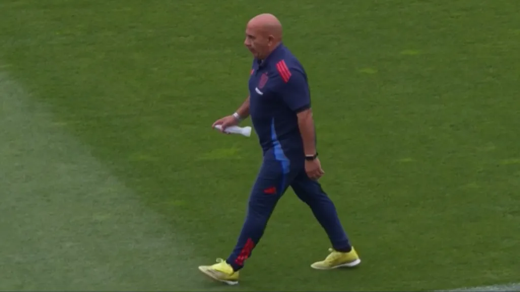 José Contreras fue el utilero de Universidad de Chile que lanzó agua bendita a la cancha del Estadio Monumental.