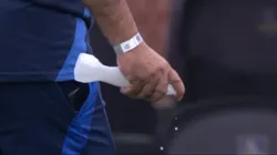 Universidad de Chile lanzó agua bendita a la cancha del Estadio Monumental.