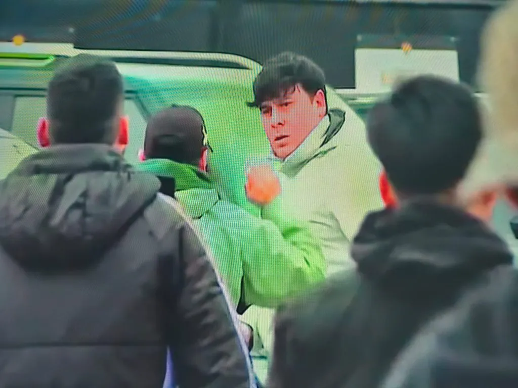 La persona con que Javier Correa tuvo su confuso altercado (Foto: captura TNT Sports)