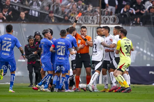 El recordado delantero de Universidad de Chile no quedó conforme con el arbitraje ante Colo Colo.
