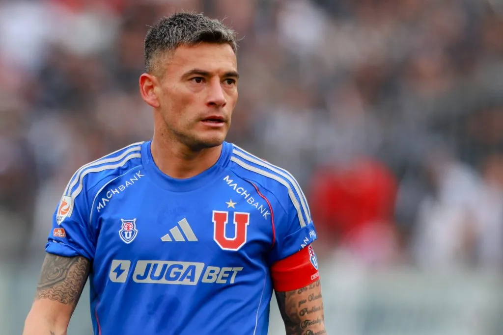 Charles Aránguiz no estará en el duelo entre Universidad de Chile y Universidad Católica. (Photosport)