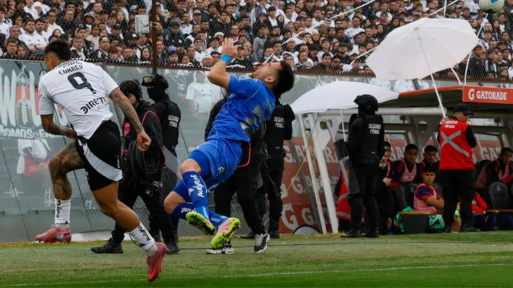 Universidad de Chile y sus hinchas reclamaron la no expulsión de Javier Correa en el Superclásico.