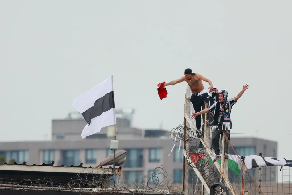 Un nuevo accidente se produjo en los techos del Estadio Monumental. (Foto: Javier Vergara/Photosport)