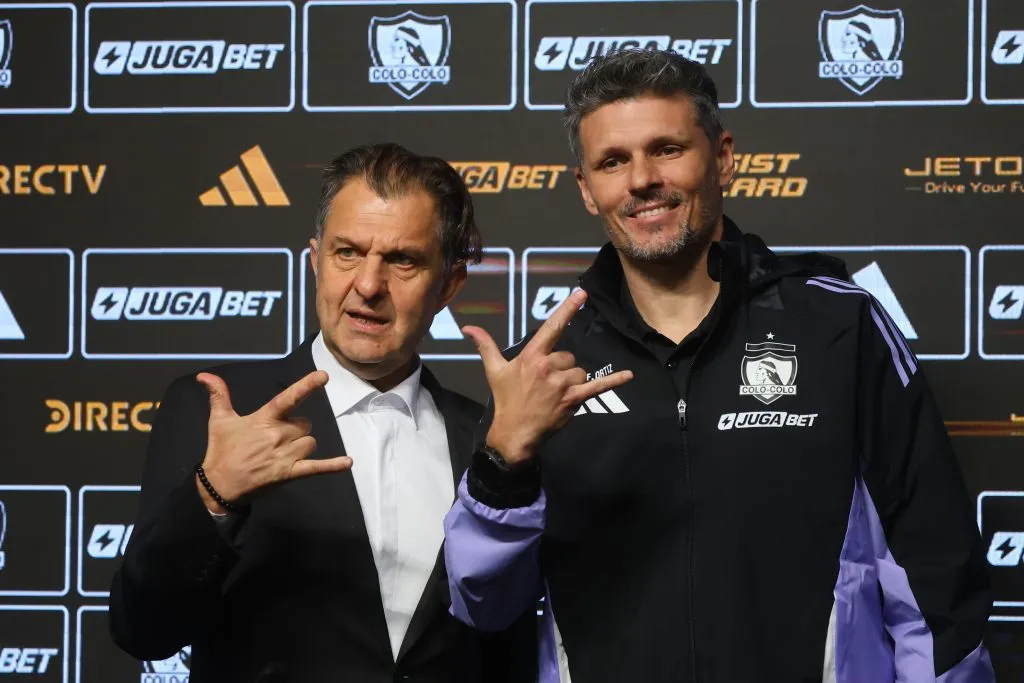 Fernando Ortiz junto al presidente Aníbal Mosa en su presentación en Colo Colo. (Foto: Jonnathan Oyarzún/Photosport)