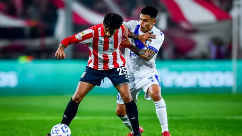 Claudio Baeza da un gran paso en Vélez. (Foto: Getty)