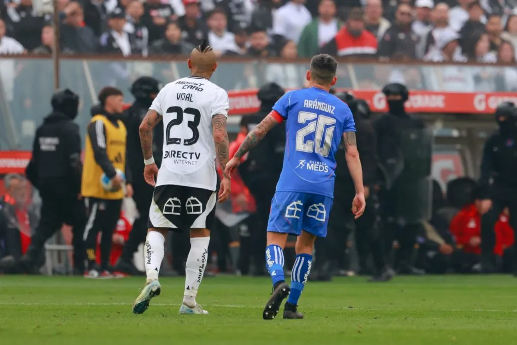 Arturo Vidal y Charles Aránguiz enfrentándose en el Superclásico 198 entre Colo Colo y U. de Chile (Foto: Javier Vergara/Photosport)