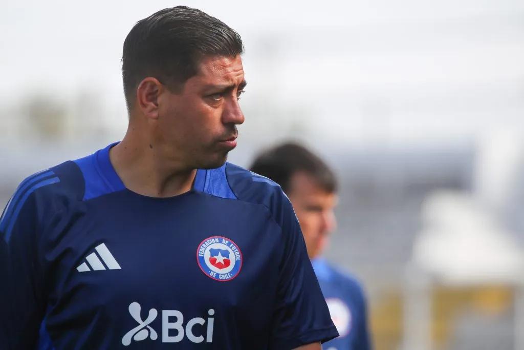 Nicolás Córdova busca darle la chance a los jugadores que podrán jugar por la Roja el 2027, por aquello no llamó a las leyendas de la generación dorada. (Foto: Photosport)