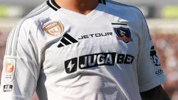 Colo Colo tiene nueva camiseta y ya la presentó ante todos sus hinchas (Foto: Felipe Zanca/Photosport)