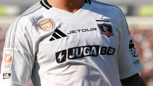 Colo Colo tiene nueva camiseta y ya la presentó ante todos sus hinchas (Foto: Felipe Zanca/Photosport)