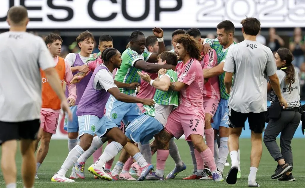 Maximiliano Falcón en medio de la trifulca