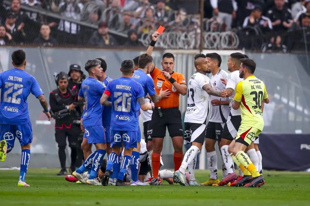 Cristián Garay mostrándole la tarjeta roja a Franco Calderón en el Superclásico | FOTO: Pepe Alvujar/Photosport