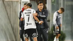 Gustavo Quinteros sale en defensa de Carlos Palacios en Argentina. (Foto: Felipe Zanca/Photosport)