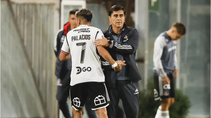 Gustavo Quinteros sale en defensa de Carlos Palacios en Argentina. (Foto: Felipe Zanca/Photosport)