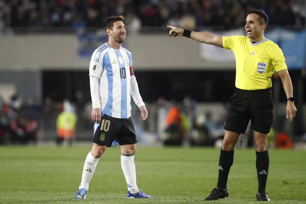 El árbitro chileno Piero Maza dirigió el partido de Argentina ante Venezuela. (Foto: Getty)