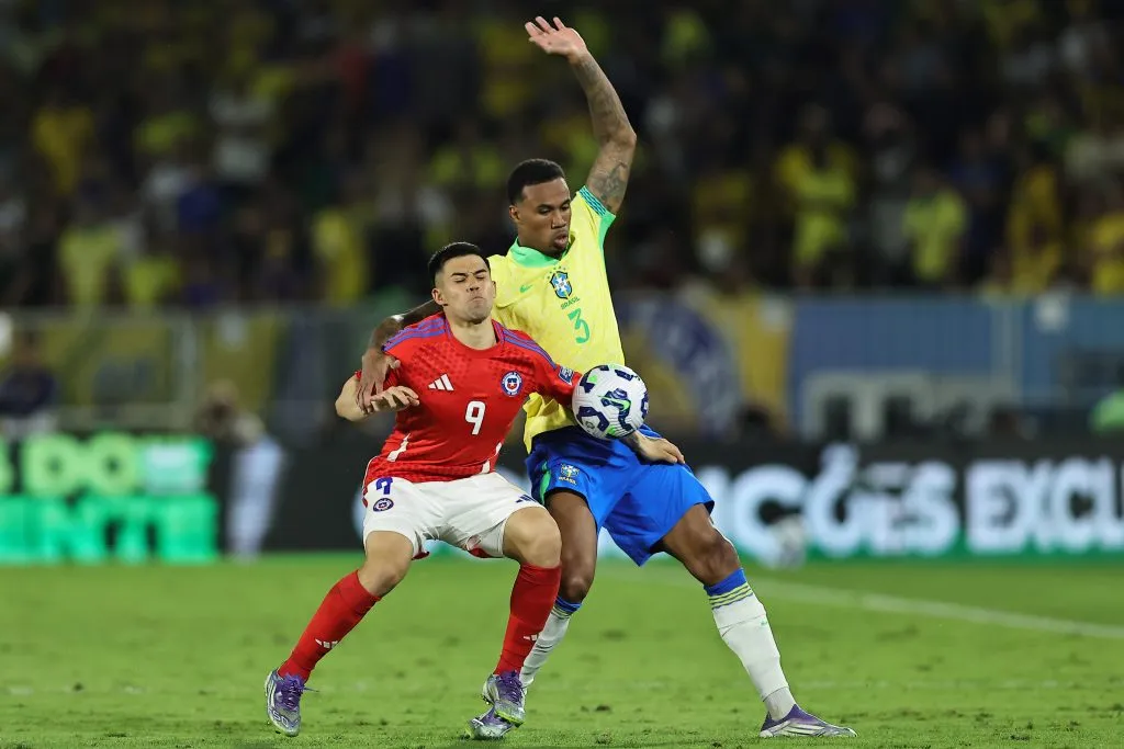Juan Cristóbal Guarello eligió a Alexander Aravena como el más bajo de Chile ante Brasil. (Foto: Photosport)
