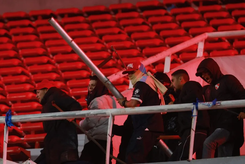 Hinchas del Rojo ingresando a la tribuna donde se encontraban los simpatizantes de la U | FOTO: Fotobaires/Photosport