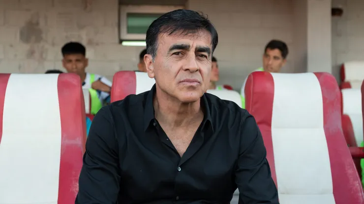Gustavo Quinteros se contradice en su inminente arribo a Independiente (Foto: Mateo Luis Occhi/Getty Images)