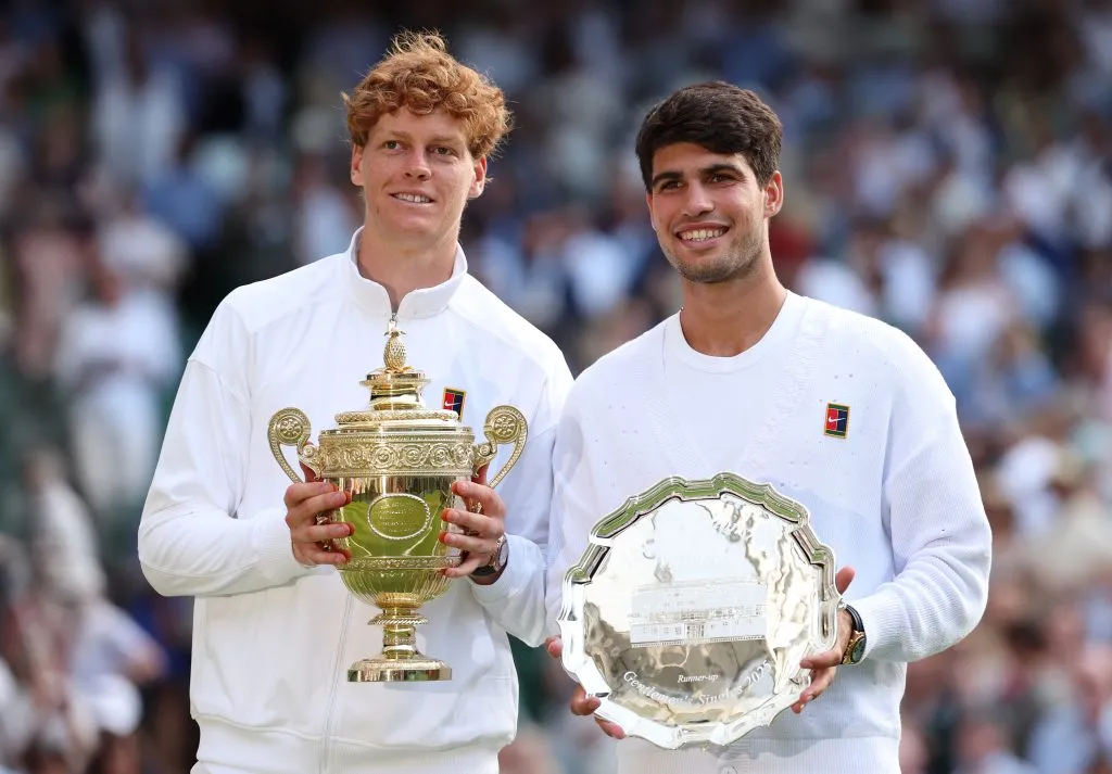 Jannik Sinner derrotó a Carlos Alcaraz en la final de Wimbledon esta temporada. El español había ganado en Roland Garros. Ahora se encuentra en la definición del US Open. (Foto: Getty)