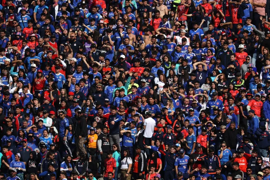 Los hinchas de la U esperan impacientes una solución a esta problemática | FOTO: Dragomir Yankovic/Photosport