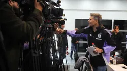 Fernando Ortiz recibió el cariño de los hinchas de Colo Colo. (Foto: Jonnathan Oyarzún/Photosport)