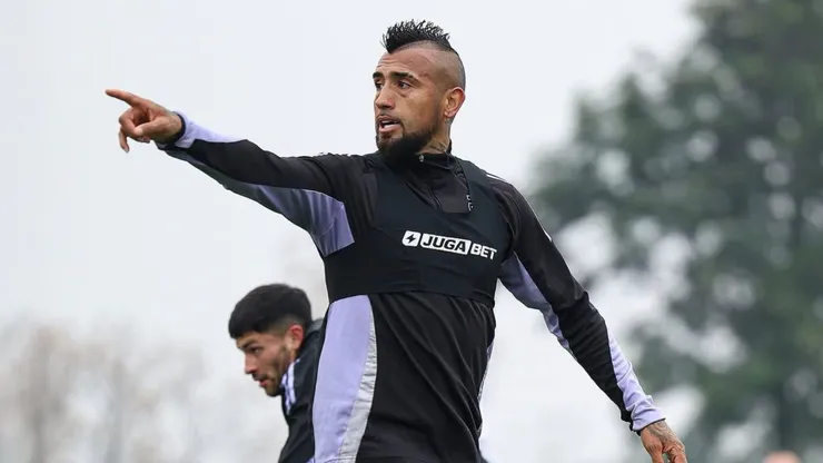 Arturo Vidal estuvo presente en el amistoso de Colo Colo. (Foto: @colocolooficial)