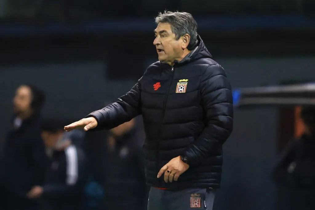 Emiliano Astorga deja de ser el DT de Curicó Unido. (Foto: Photosport)
