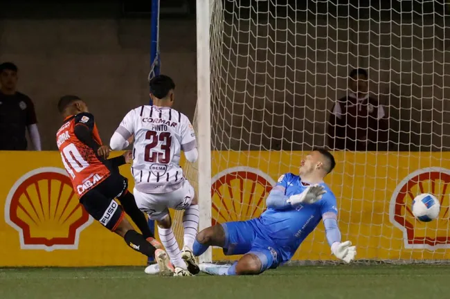 Luis Guerra marcó el 1-0 para Deportes Limache (Photosport).