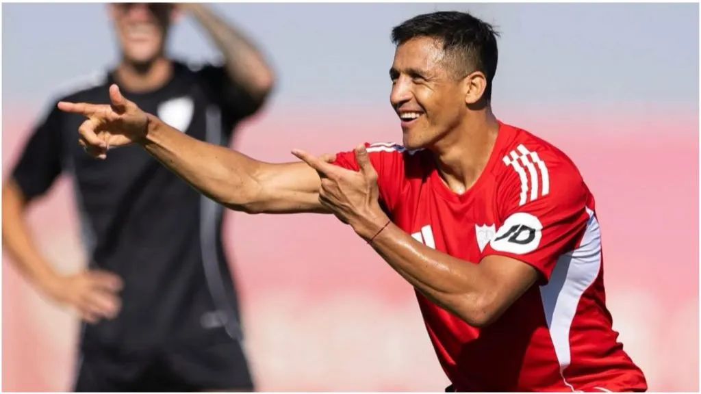 Alexis Sánchez ya trabaja en Sevilla y esta jornada se realizó su presentación oficial ante los medios de comunicación en España (Foto: Sevilla)