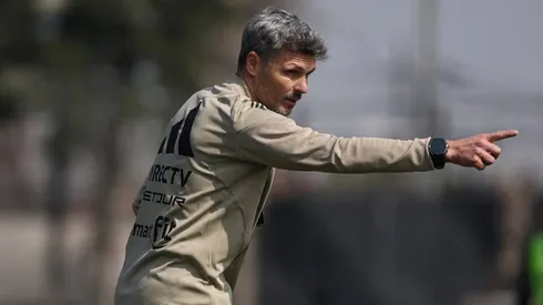 Fernando Ortiz deberá lidiar con una constante lucha en Colo Colo (Foto: @colocolooficial)