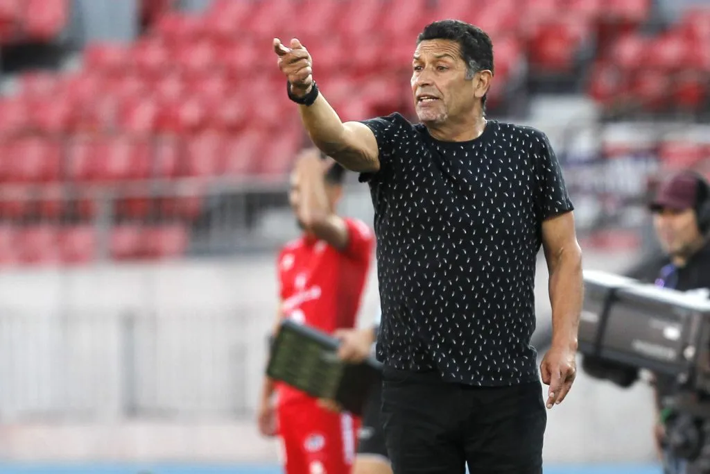 El exjugador de la Roja y actual entrenador, Jorge Aravena, recibe llamados desde Uruguay. (Foto: Photosport)