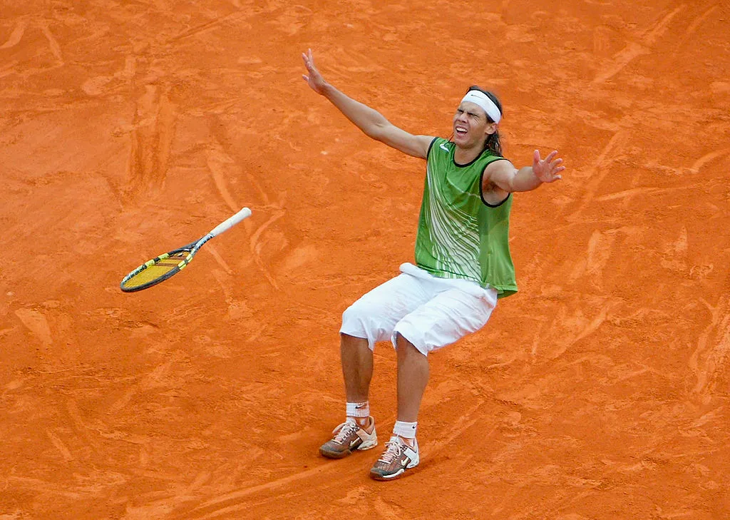 Rafael Nadal celebra su primer Roland Garros en 2005. Fueron 12 títulos en total en París (Getty Images).