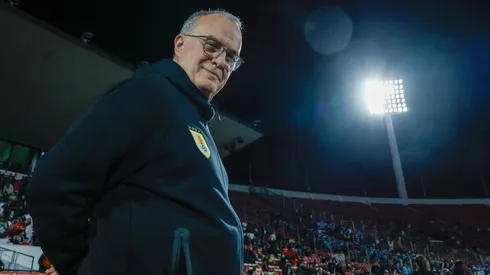 Marcelo Bielsa recibe el reconocimiento de los hinchas chilenos. (Foto: Photosport)