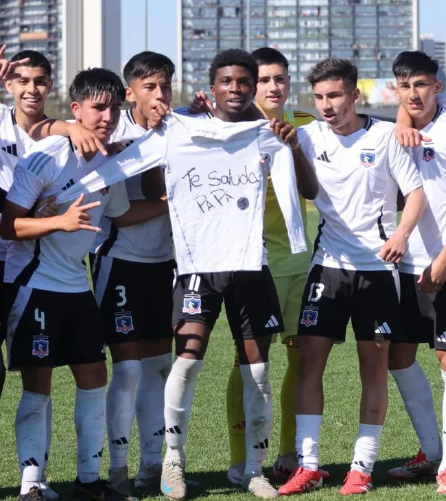Así fue el festejo de la Sub 16 de Colo Colo al vencer a la U en el Superclásico. (Foto: @colocolofutboljoven)