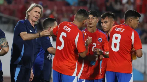 Sebastián Vegas echa al agua a uno de los DT de la Selección Chilena. (Foto: Dragomir Yankovic/Photosport)