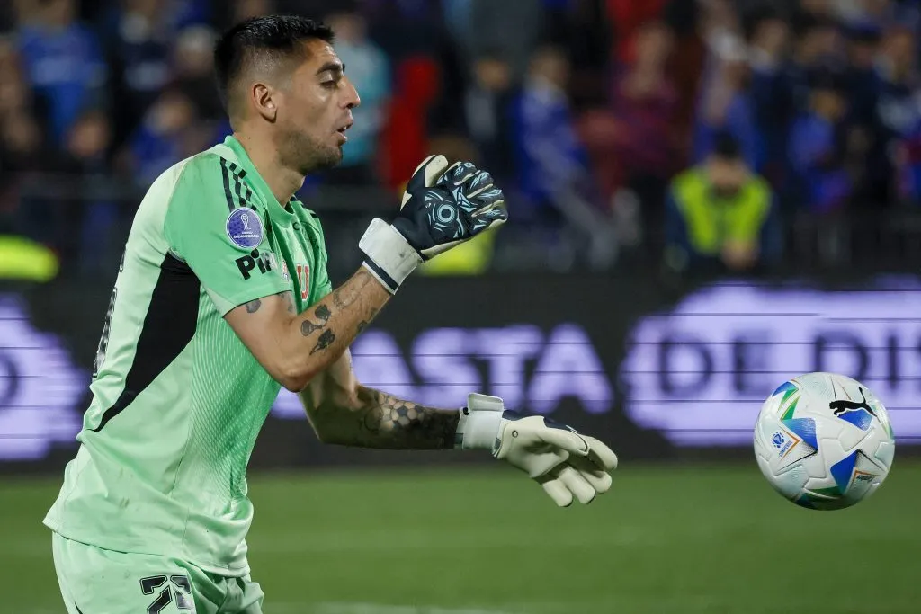 Gabriel Castellón se recuperó y asoma como el portero titular de Universidad de Chile para la Supercopa. (Photosport)
